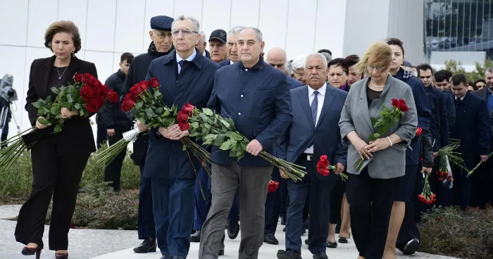Dövlət Statistika Komitəsinin rəhbərliyi və kollektivi Bakıda Zəfər parkını ziyarət ediblər