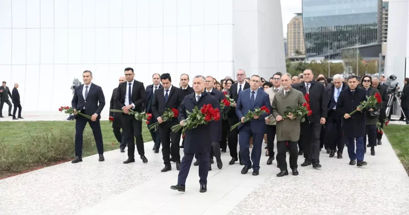 Руководство Министерства здравоохранения почтило память шехидов