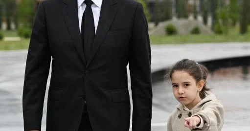 Prezidentin əlindən tutduğu o qız…