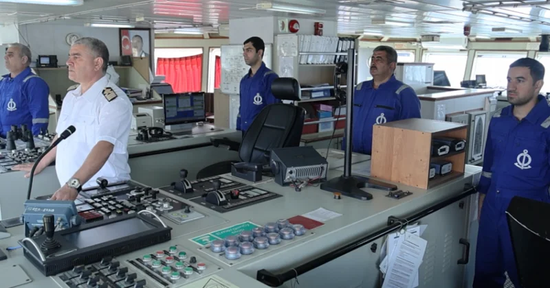 Dənizçilər şəhidlərinin xatirəsinə ehtiram əlaməti olaraq gəmilərdən fit səsi veriblər
