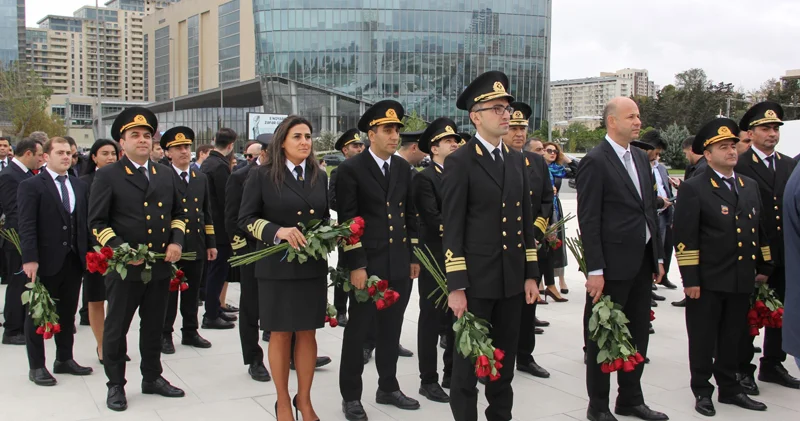 Dövlət Dəniz və Liman Agentliyinin kollektivi Anım Günü ilə əlaqədar Zəfər Parkını ziyarət etdi (FOTO)