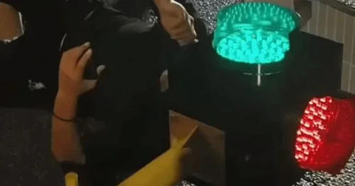 Skuterdə sürəti aşdı, başı svetafora girdi