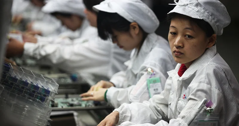 Foxconn iPhone 17 nin yığımı zamanı işçiləri qeyri qanuni şəraitdə işlədib