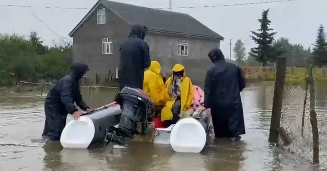 Astarada bəzi ərazilər su altında qaldı Onlarla adam təxliyə edildi