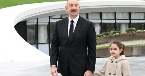 Prezidentin yanındakı kiçik qız kimdir? FOTO