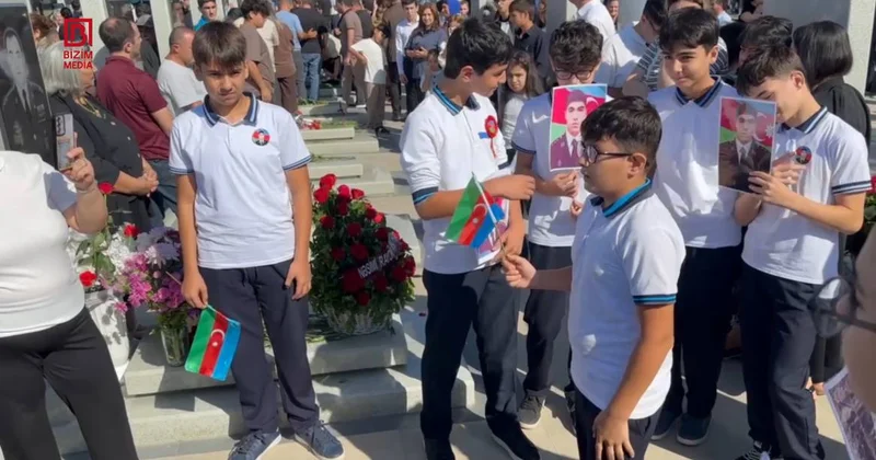 Şəhidlər Xiyabanında kövrək anlar Uşaqlar “Xudayar təsnifi”ni ifa etdilər VİDEO