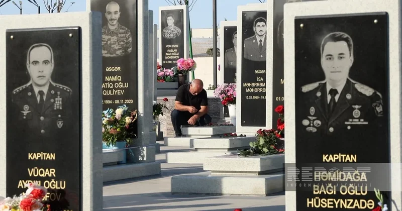 Представители общественности посещают Военное мемориальное кладбище в Баку