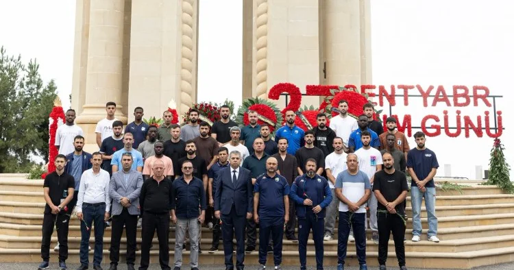 Kəpəz in kollektivi Şəhidlər Xiyabanını ziyarət etdi FOTO