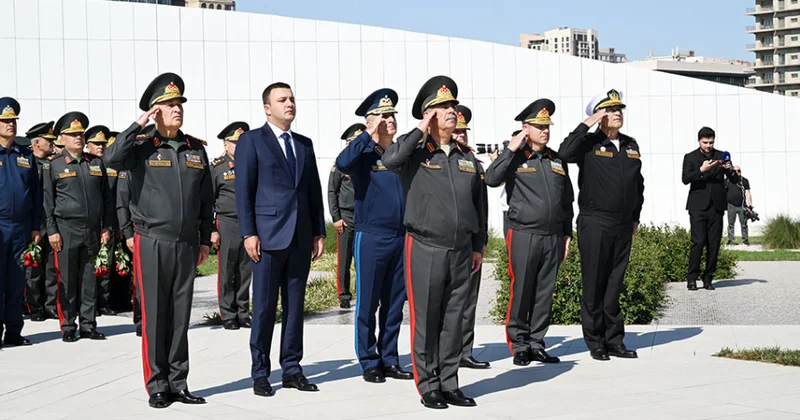 Руководство Министерства обороны посетило Шехидляр хиябаны и Парк Победы