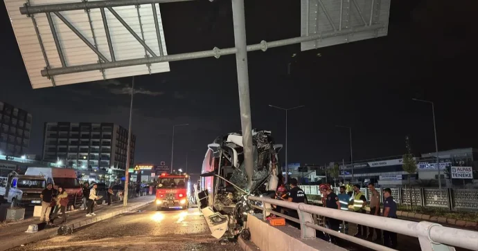 Adanada sərnişin avtobusu qəzaya uğradı, xəsarət alanlar var