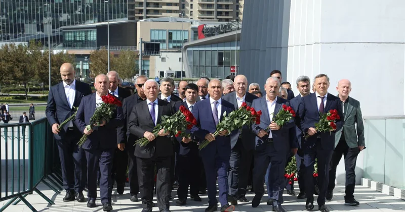 “AzərEnerji” və “Azərişıq” rəhbərliyi şəhidlərin xatirəsini andı Fotolar