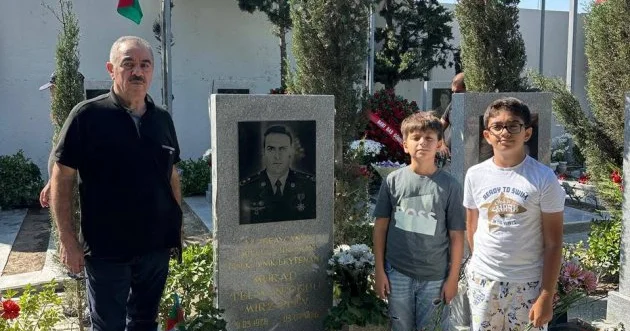 ATXƏM sədri şəhidlərin məzarını ziyarət edib