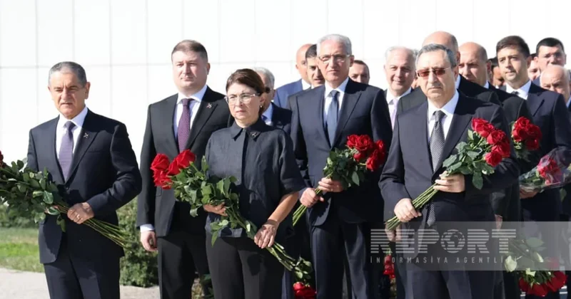 Государственные лица посетили парк Победы в Баку