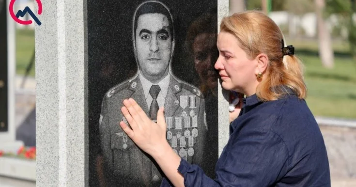 Vətəndaşlar Hərbi Memorial Məzarlığı ziyarət edir