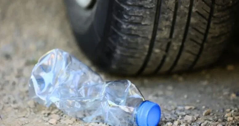 Avtomobilinizin təkərinə plastik butulka ilişibsə əsla düşməyin