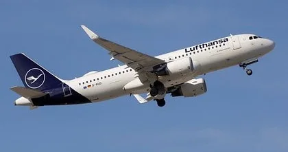 Самолет Lufthansa совершил вынужденную посадку в Лионе из за загоревшегося пауэрбанка
