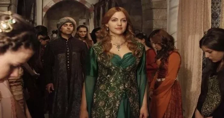 Meryem Uzerlidən oteldə qalan turistə “Hürrem Sultan” sürprizi