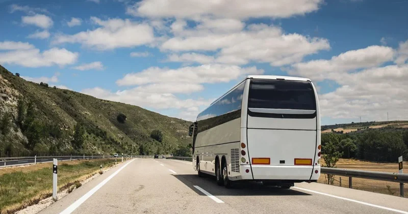 Yüzlərlə kilometr köhnə avtobuslarda: Rayonlara gediş gəliş niyə sınağa çevrilir?