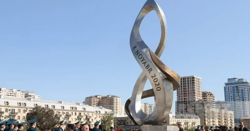 Закир Гасанов и руководство Минобороны посетили памятник Победы ФОТО