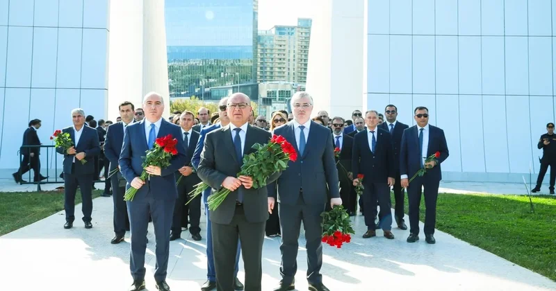 Глава ANAMA посетил памятник Победы