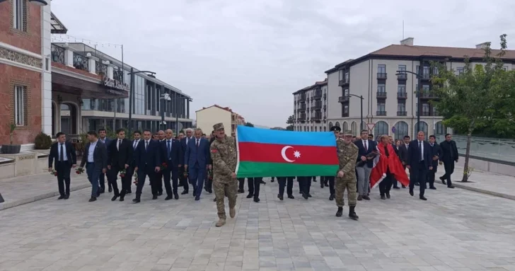 Минута молчания и шествие: в Ханкенди почтили память шехидов