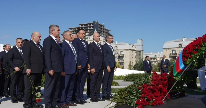 Коллектив Милли Меджлиса посетил парк Победы