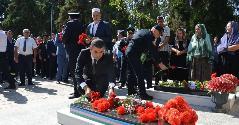 Kürdəmirdə şəhidlərin abidəsi ziyarət edildi FOTO