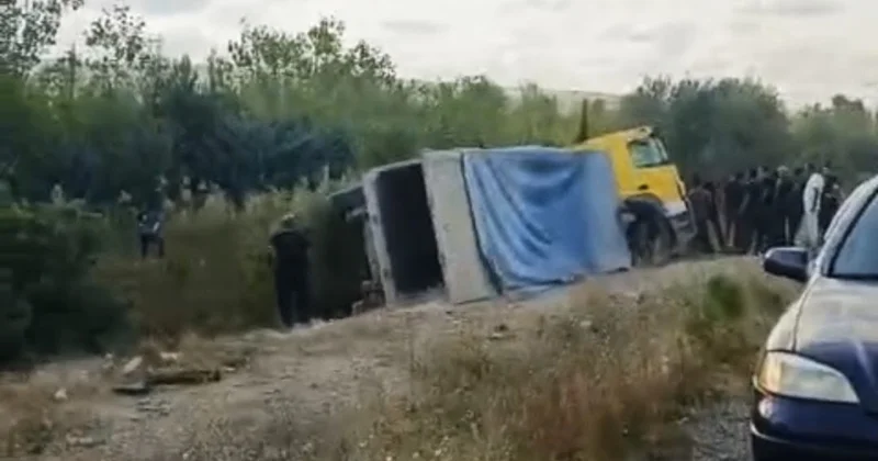 Siyəzəndə yük avtomobili qəza törədərək aşıb