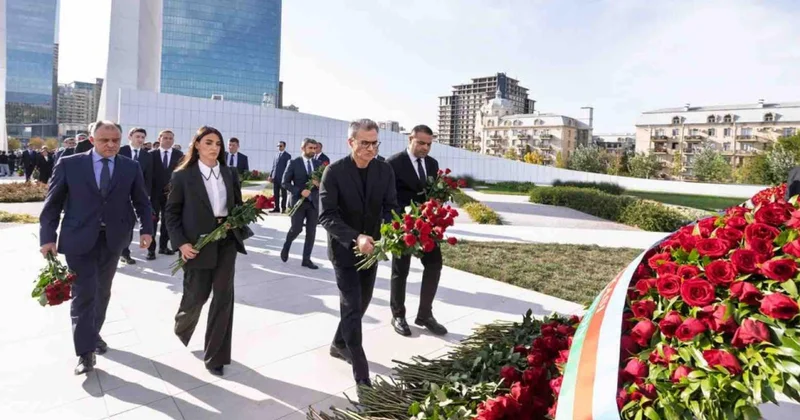 “AzerGold” QSC nin kollektivi Zəfər parkını və şəhid əməkdaşlarının məzarlarını ziyarət edib