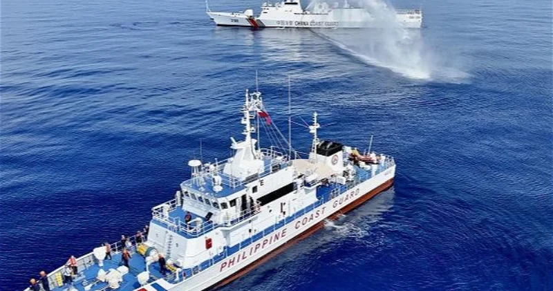 Китай провел учения ВВС и ВМС у спорного рифа Скарборо