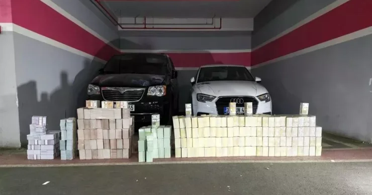 Park halındakı iki avtomobildən 20 milyondan çox pul tapıldı