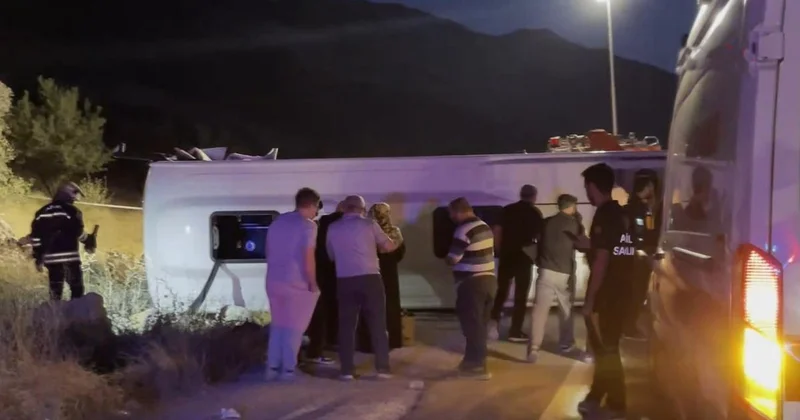 Türkiyədə sərnişin mikroavtobusu ilə minik avtomobili toqquşdu: 7 ölü, 13 yaralı var VİDEO