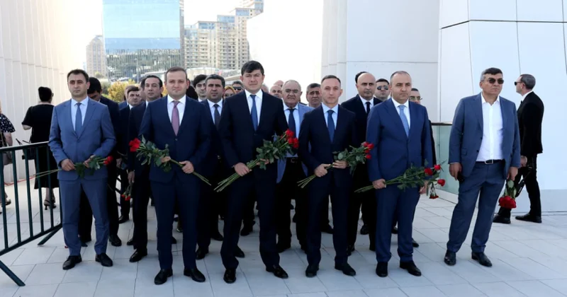 Diasporla İş üzrə Dövlət Komitəsinin əməkdaşları və xaricdəki soydaşlarımız Zəfər parkını ziyarət ediblər