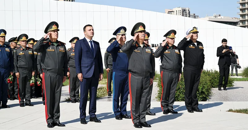 Müdafiə Nazirliyinin rəhbərliyi Şəhidlər xiyabanlarını və Zəfər parkını ziyarət edib