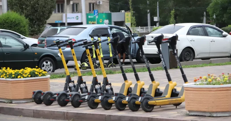 В Бишкеке усиливают контроль за электросамокатами, мопедами и такси