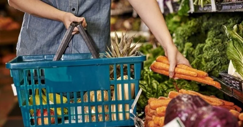 Bazarda açıq şəkildə satılan qidalar zəhərlənmə riski yaradır? ARAŞDIRMA