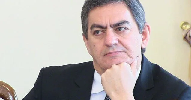YAP çı deputat qorxuya düşdü və köməkçisini topun ağzına atdı Əli Kərimliyə görə