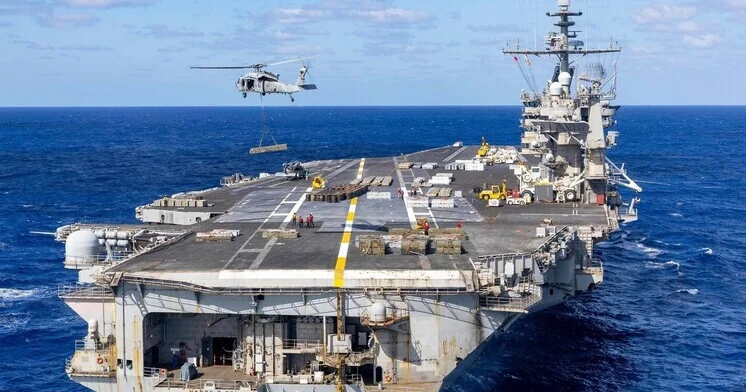 Истребитель и вертолет ВМС США упали в Южно Китайском море