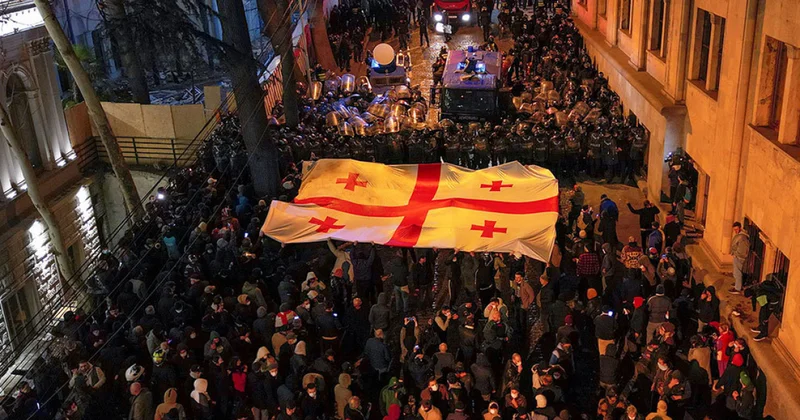 40 законов против оппозиции. Два в защиту денег олигарха что там у соседей?