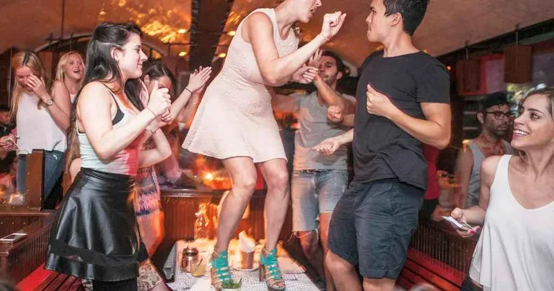 Xalq artistini masaya çıxarıb oynadıb, yerə uzadıb... Müəllim in bağda etdiyi rəzalətin üstü açıldı Foto