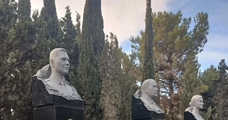 На могилах экипажа самолета Баку Грозный установлены бюсты погибших