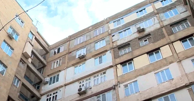 21 yaşlı qız binadan yıxılıb öldü