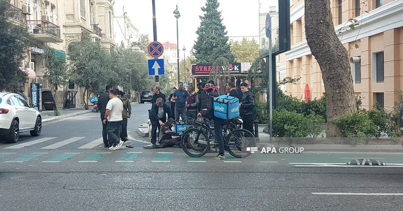 Bakının mərkəzində avtomobil velosipedçini vurub FOTO
