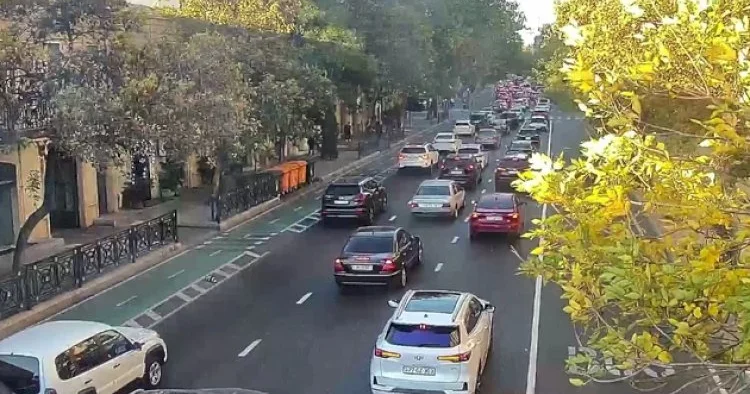 Bakının bir sıra yollarında nəqliyyatın sıxlığı müşahidə olunur
