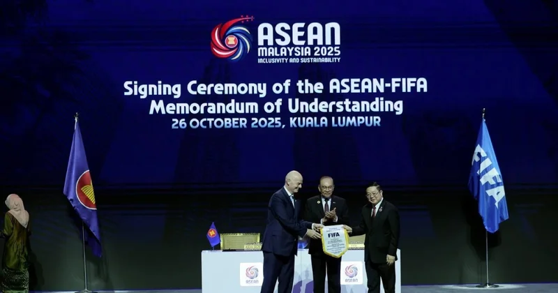FİFA prezidenti ASEAN Kubokunu təqdim etdi