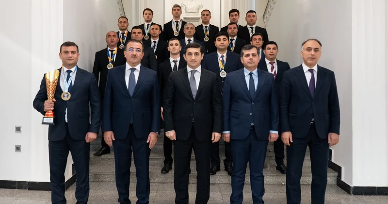 Fərid Əhmədov minifutbol yarışlarında qalib gələn Ədliyyə Nazirliyinin komandası ilə görüşüb