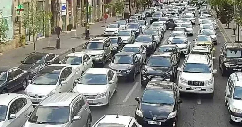 В Баку зафиксированы утренние пробки на 11 участках дорог