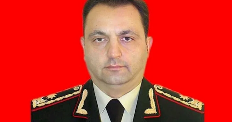 İşdən çıxarılan generalın biabırçı görüntüləri yayıldı FOTO