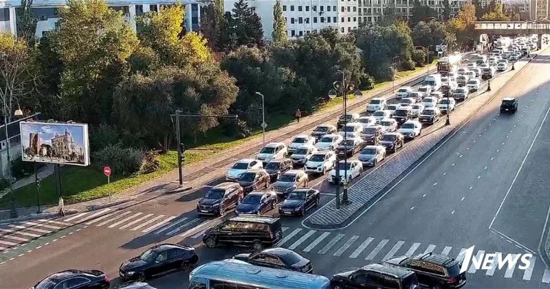 В Баку на нескольких улицах и проспектах затруднено движение транспорта ФОТО СПИСОК