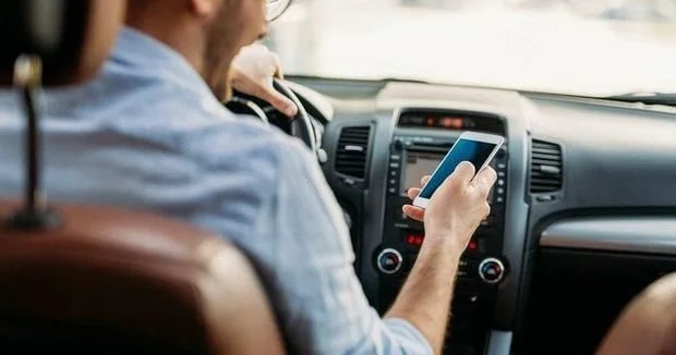 Sükan arxasında telefonla oynayanlara XƏBƏRDARLIQ Kameralar da qeydə alacaq